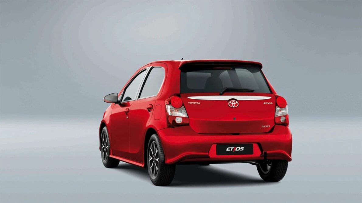 Toyota Etios, com preços a partir de R$ 35 mil, é uma opção econômica e confiável no mercado de usados. Saiba o que observar antes de comprar! (Imagem/ Divulgação)