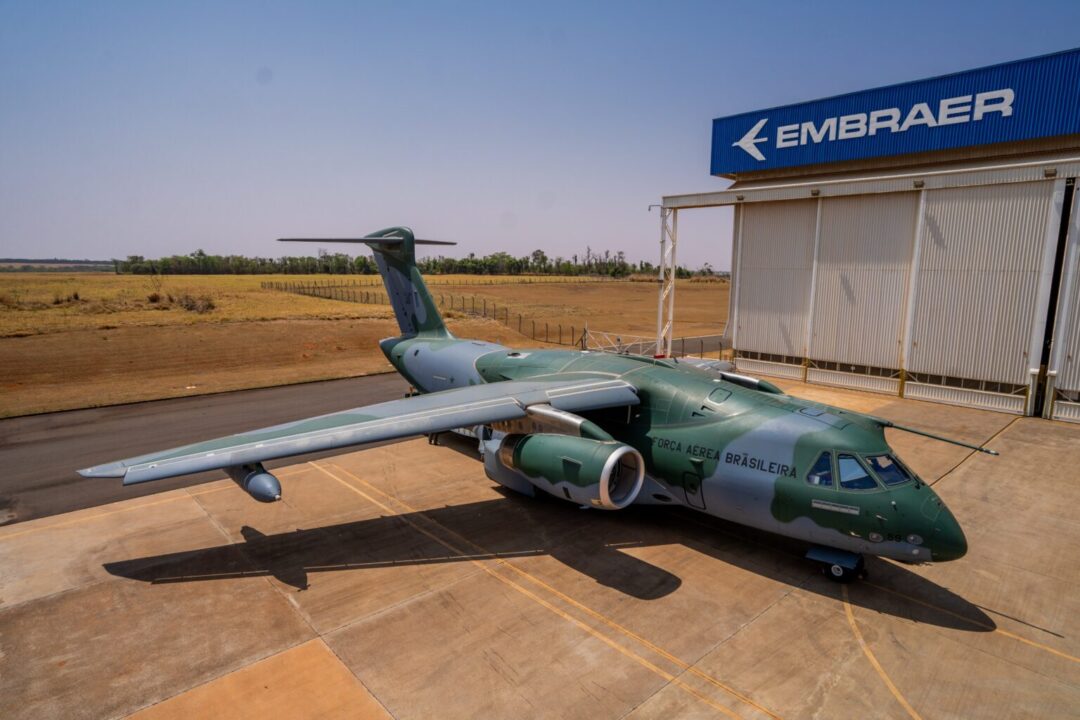 Embraer entrega o sétimo C-390 Millennium à Força Aérea Brasileira, consolidando a aeronave como referência mundial em missões militares e humanitárias. (Imagem: Defesa Net)