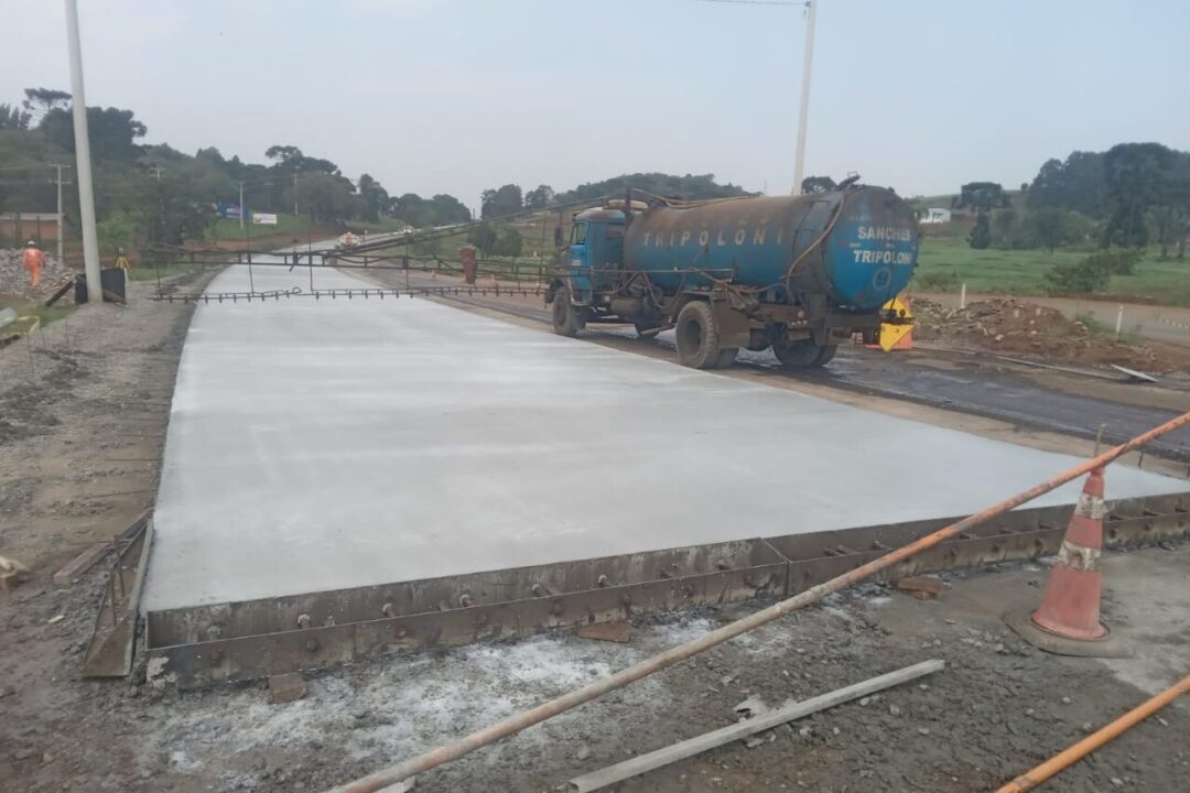 Obra de restauração de rodovia em concreto entre Palmas e Clevelândia chega a 75%. (Imagem: reprodução/  DER)