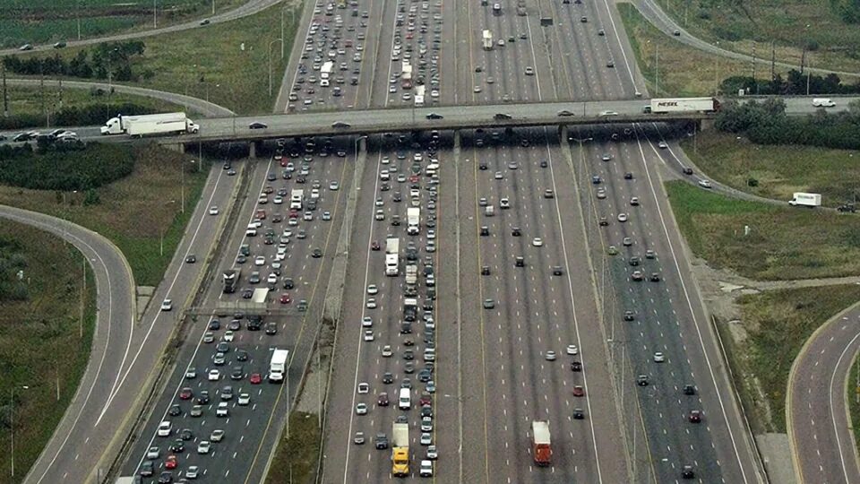 Rodovia com 18 faixas enfrenta congestionamento diário. Governo canadense propõe túneis subterrâneos, mas projeto divide opiniões.