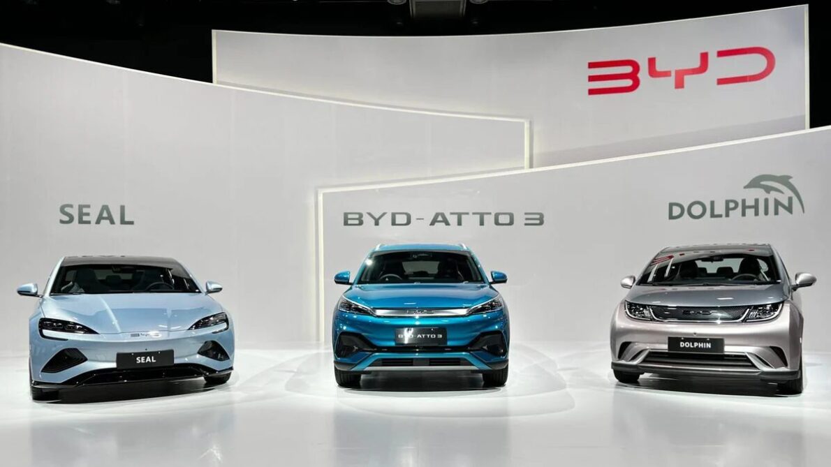 BYD evita R$ 1 bilhão em impostos no Brasil com estratégia de importação, transformando o mercado de veículos elétricos.