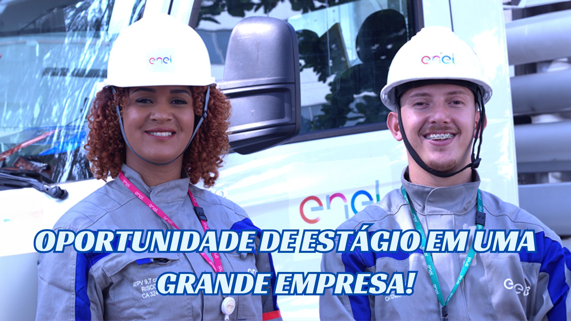 Oportunidade de estágio em uma grande empresa com dois jovens trabalhadores da Enel usando capacetes e uniformes.