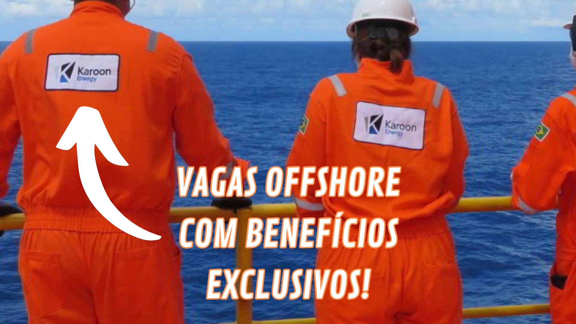 Trabalhadores offshore da Karoon Energy usando uniformes laranja com o mar ao fundo e a frase 'Vagas offshore com benefícios exclusivos!