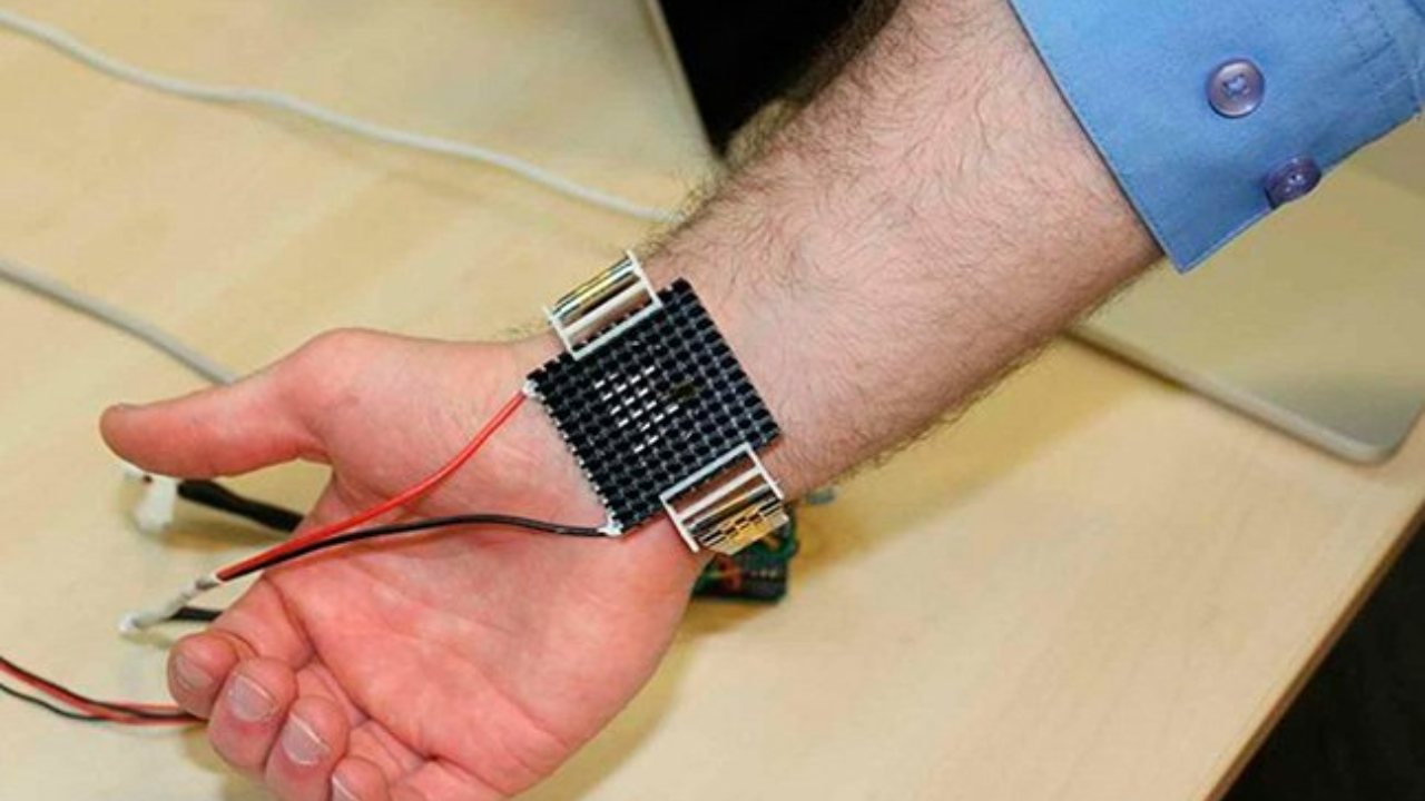 Estudantes do MIT desenvolvem pulseira termoelétrica que simula a sensação de ar condicionado, oferecendo conforto térmico portátil e eficiente.