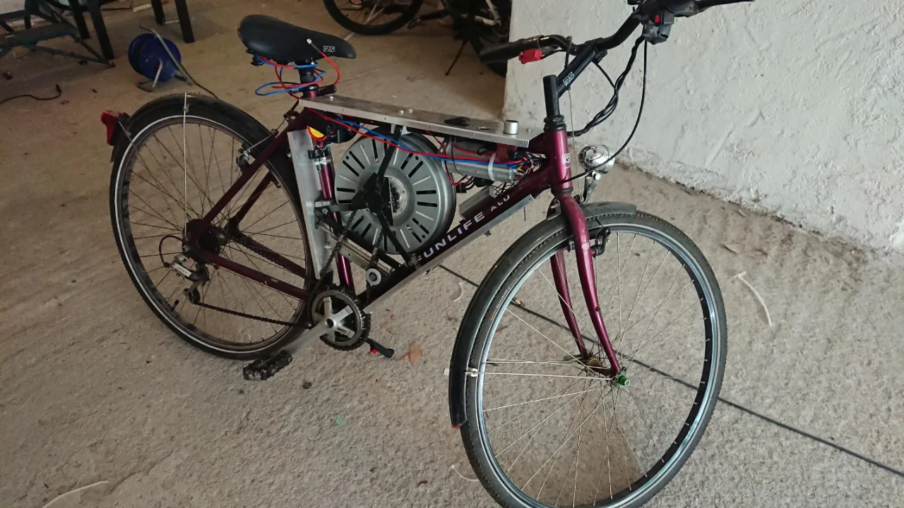 Homem cria bicicleta elétrica com tecnologia e inovação usando motor de máquina de lavar, alcançando 110 km/h.