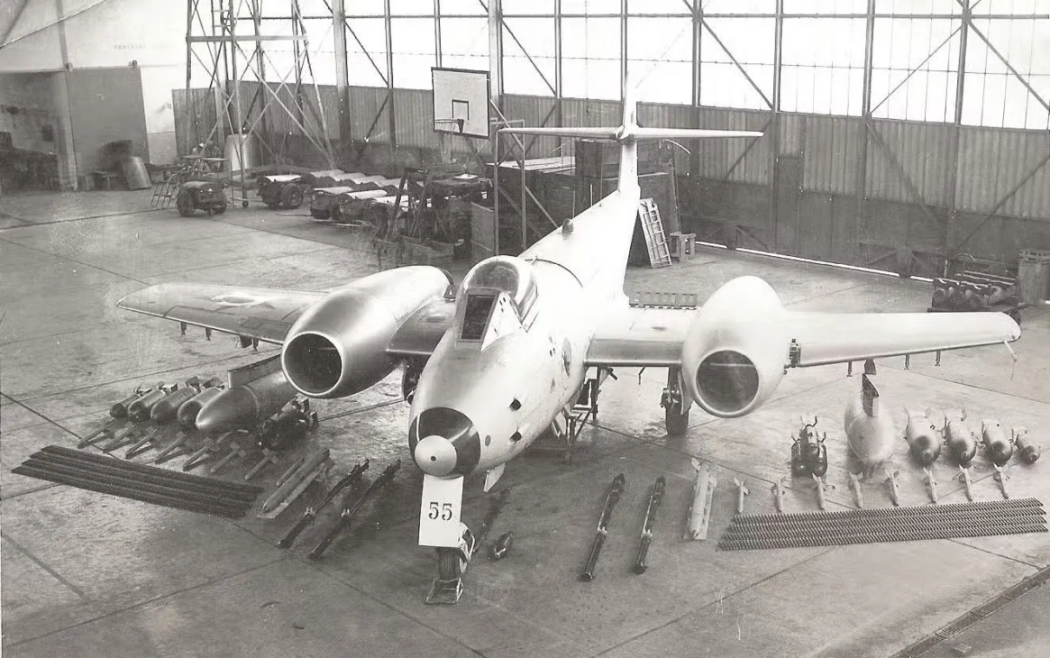 Gloster Meteor do Esquadrão Pampa de Canoas, exposto com seus armamentos. (Imagem: reprodução/ Alipio Jaeger)