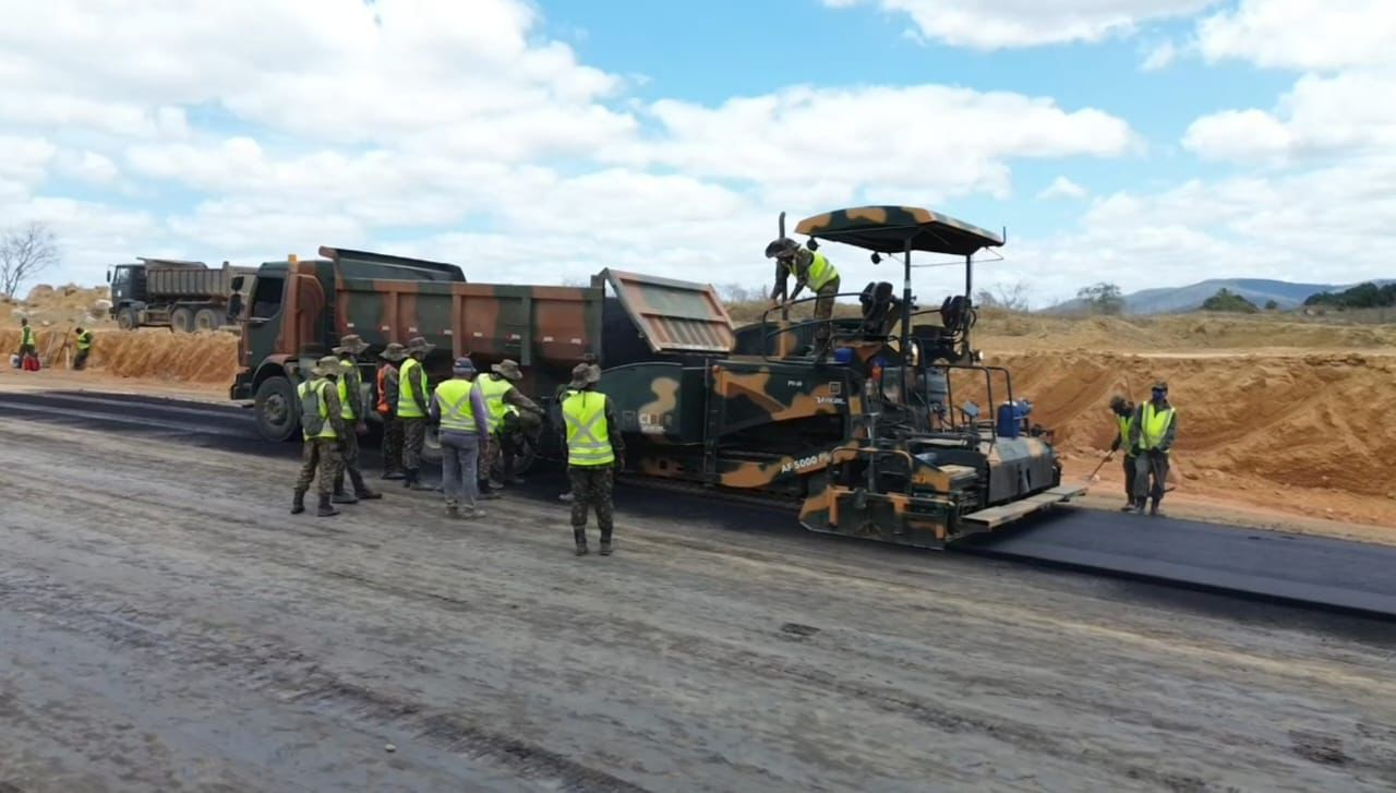 Exército brasileiro realiza obra de pavimentação na BR-367, transformando conexão crucial entre Bahia e Minas.