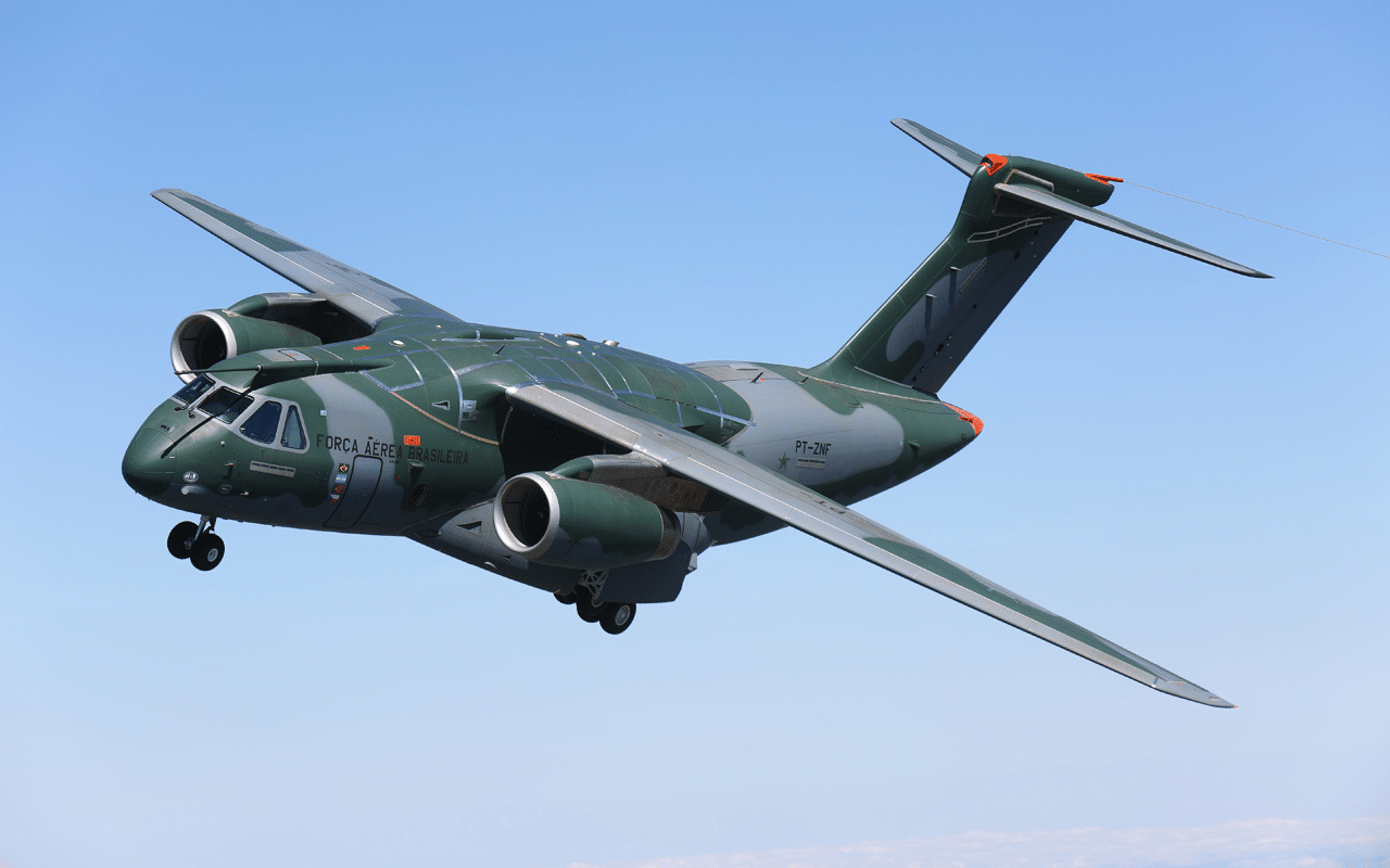 A Embraer entregou o sétimo C-390 à FAB, expandindo as possibilidades em operações militares e humanitárias, com reconhecimento mundial. (Imagem: Reprodução/Google)