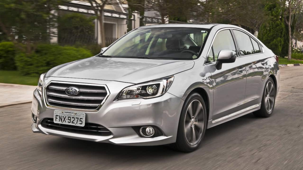 Subaru Legacy combina potência de 256 cv e motor 3.6 com desempenho superior, oferecendo conforto e eficiência nas estradas em um só carro.