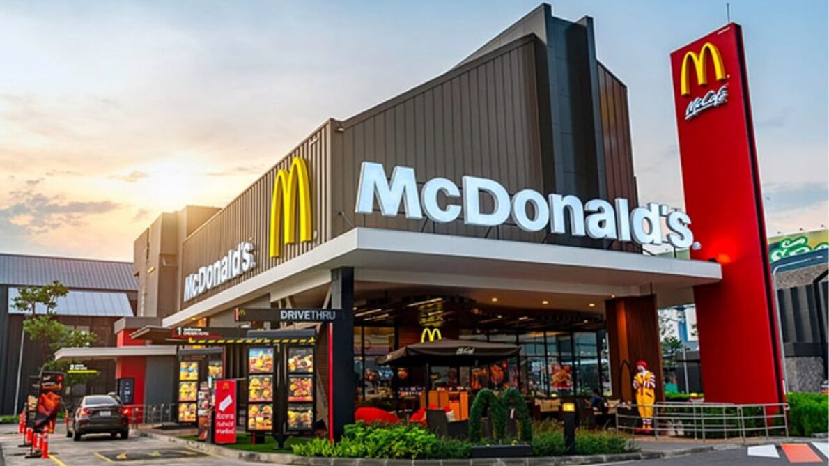 McDonald's oferece vaga de emprego para atendente com benefícios e treinamento completo; oportunidade de crescimento no setor de atendimento.