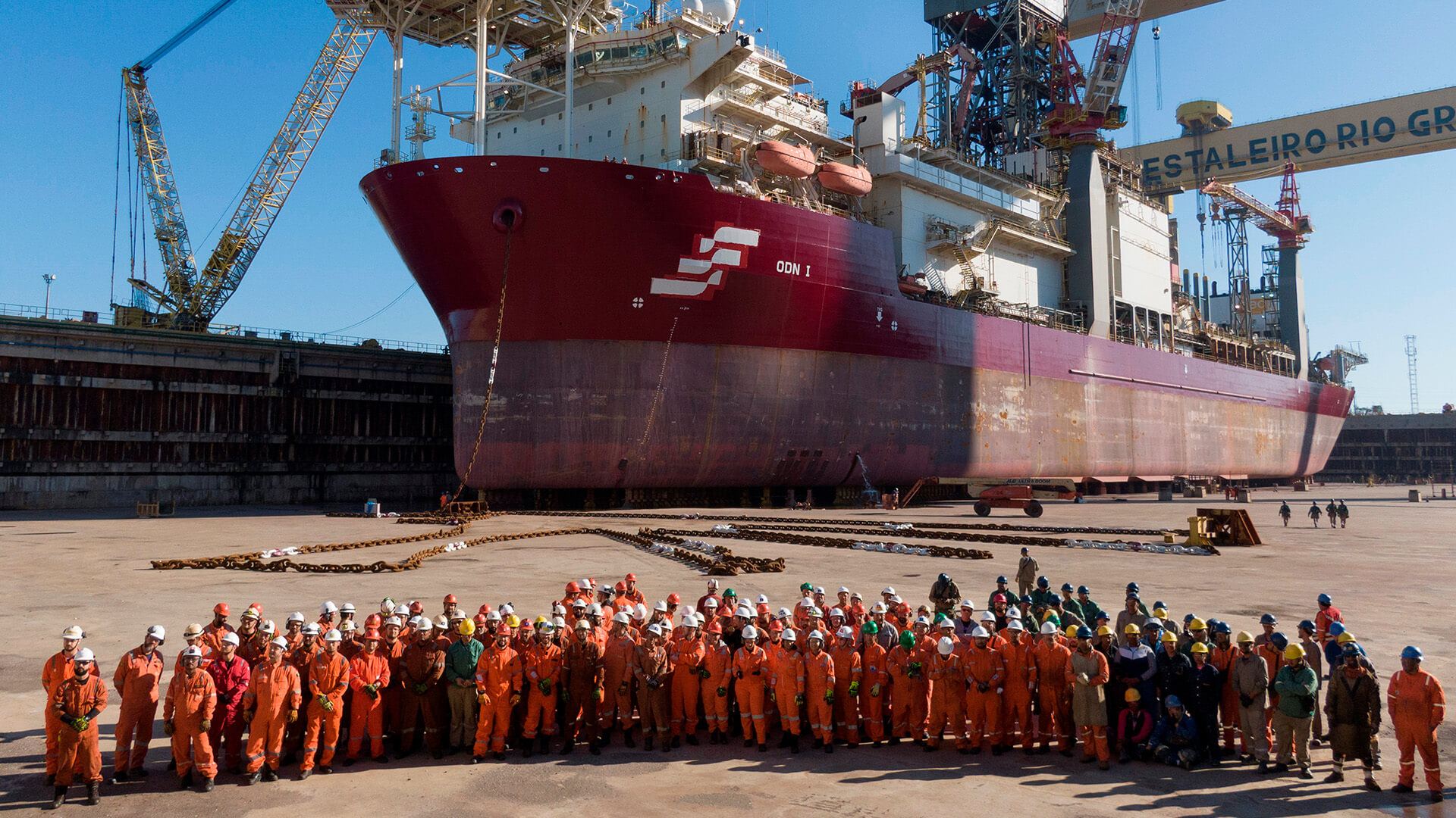 Grupo de trabalhadores posando em frente a uma embarcação no Estaleiro Rio Grande, destacando o setor offshore. Imagem: Imprensa FORESEA