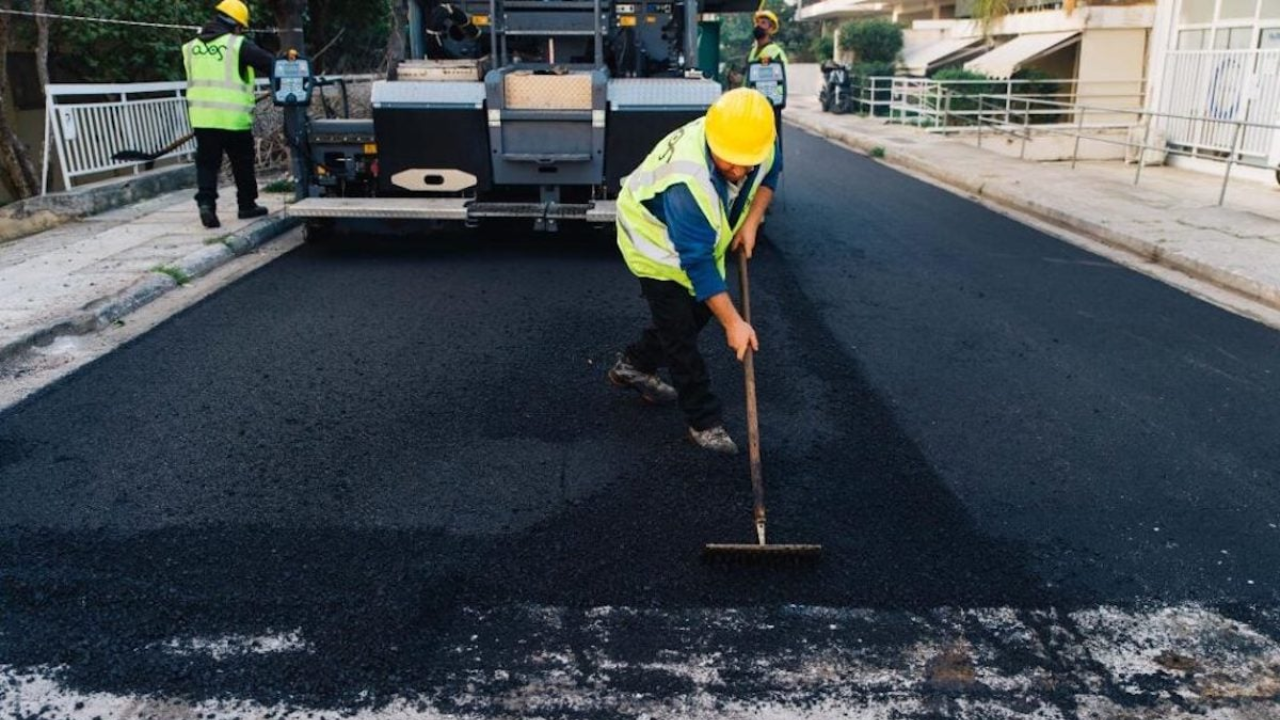 Eslováquia transforma bitucas de cigarro em asfalto para estradas, reduzindo a poluição química e promovendo a reciclagem de materiais.