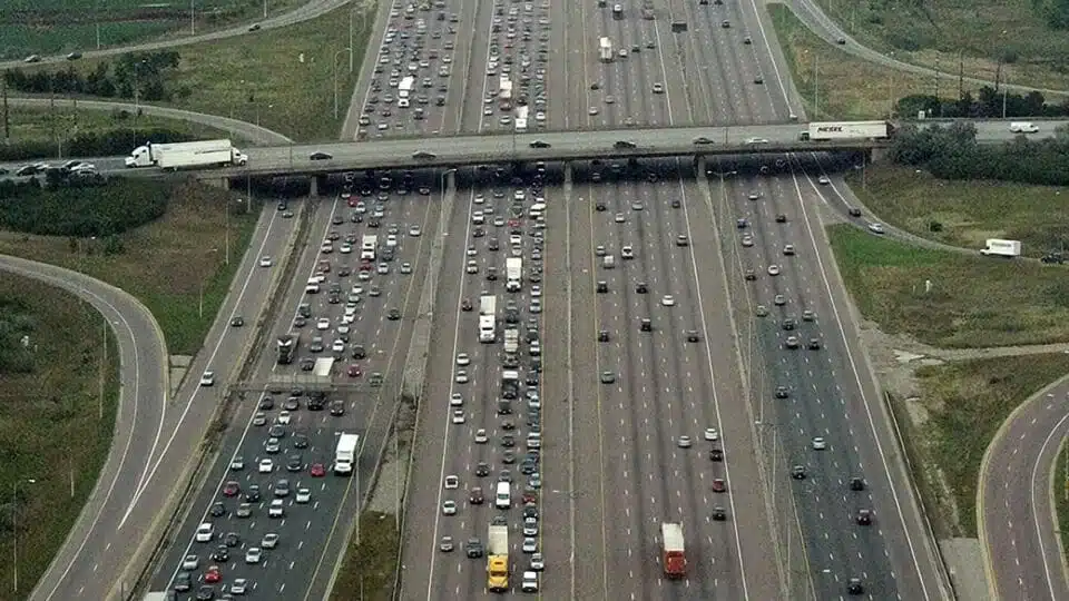 Rodovia com 18 faixas enfrenta congestionamento diário. Governo canadense propõe túneis subterrâneos, mas projeto divide opiniões.