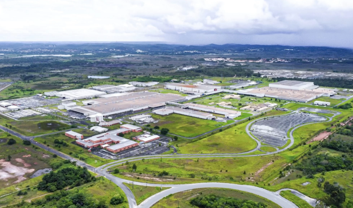 Camaçari, na Bahia, é conhecida como um polo industrial importante, atraindo grandes empresas como a BYD. A obra da fábrica da montadora busca expandir a produção de veículos elétricos no Brasil, mas enfrentou polêmicas devido a denúncias de trabalho irregular.