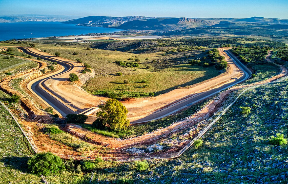 A engenharia foi a chave para transformar desafios em soluções no deserto de Israel. Com tecnologia e inovação, ela levou água para onde parecia impossível.