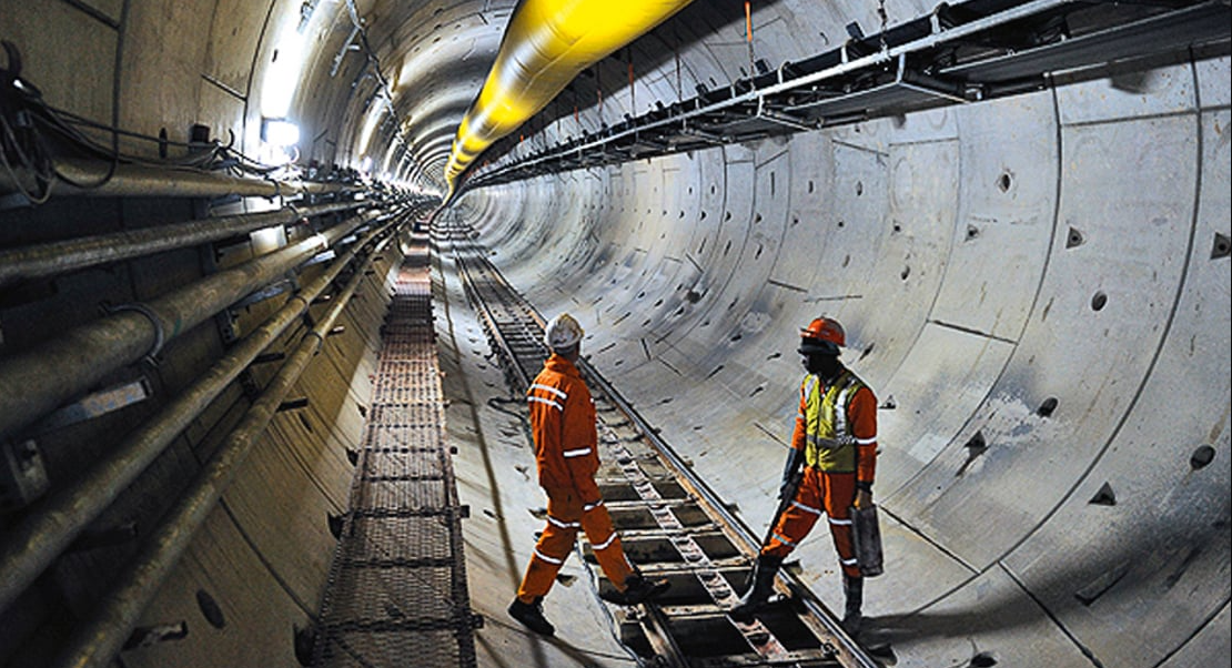 O túnel foi feito com máquinas gigantes que perfuram a terra e explosões controladas para abrir espaço. Para garantir que tudo ficasse no lugar certo, os engenheiros usaram lasers e equipamentos de alta tecnologia.