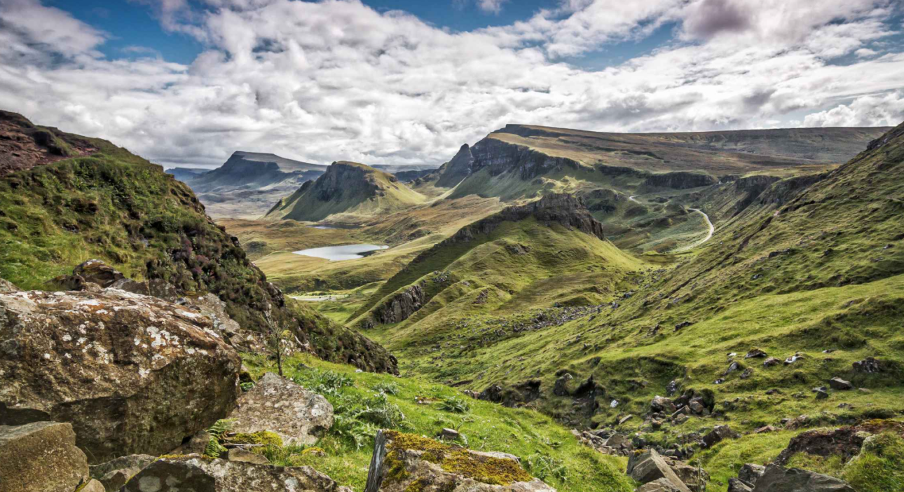 As Terras Altas da Escócia são uma região montanhosa e cheia de paisagens deslumbrantes, com lagos, castelos e muito verde. É um lugar famoso por sua natureza selvagem e seus ventos fortes, perfeito para projetos de energia eólica.