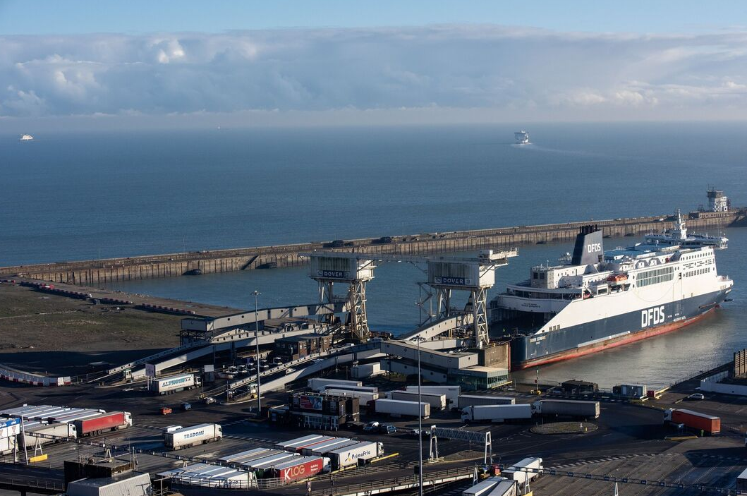 O Canal da Mancha é o corpo d’água que separa a Inglaterra da França, sendo uma das rotas marítimas mais movimentadas do mundo. Ele é conhecido por sua importância histórica e geopolítica, conectando o Mar do Norte ao Oceano Atlântico.