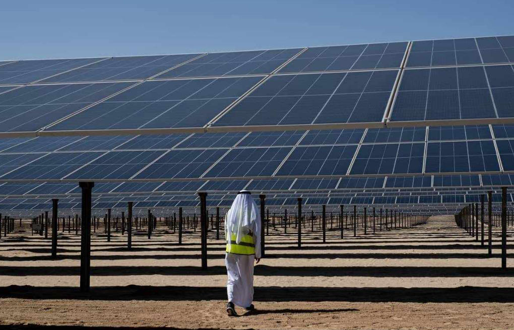 Os Emirados Árabes Unidos estão investindo pesado em energia solar e já anunciaram um projeto gigante de 5,2 GW. O plano inclui um sistema de baterias para armazenar energia e garantir eletricidade mesmo quando o sol não estiver brilhando.