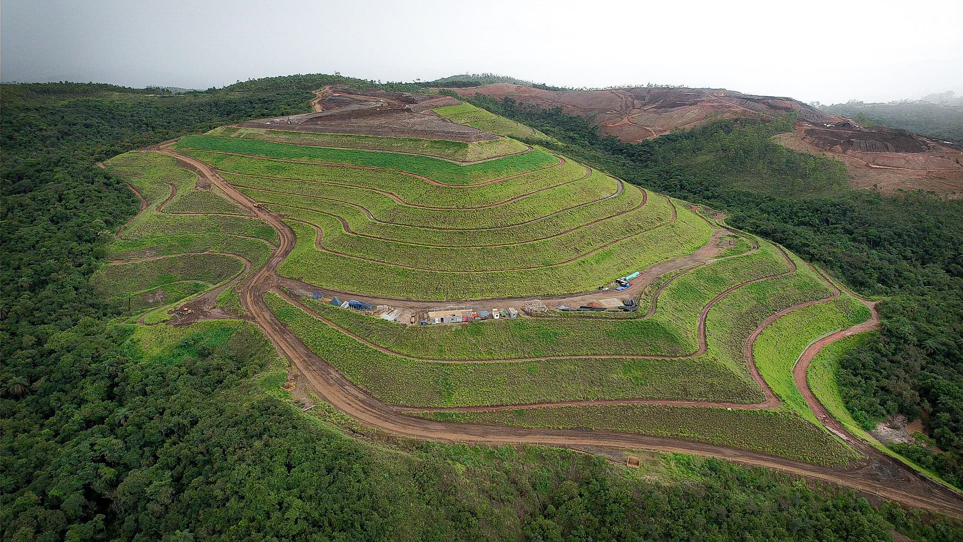 Vista aérea de uma pilha de rejeitos em mineração, mostrando práticas sustentáveis e controle ambiental.