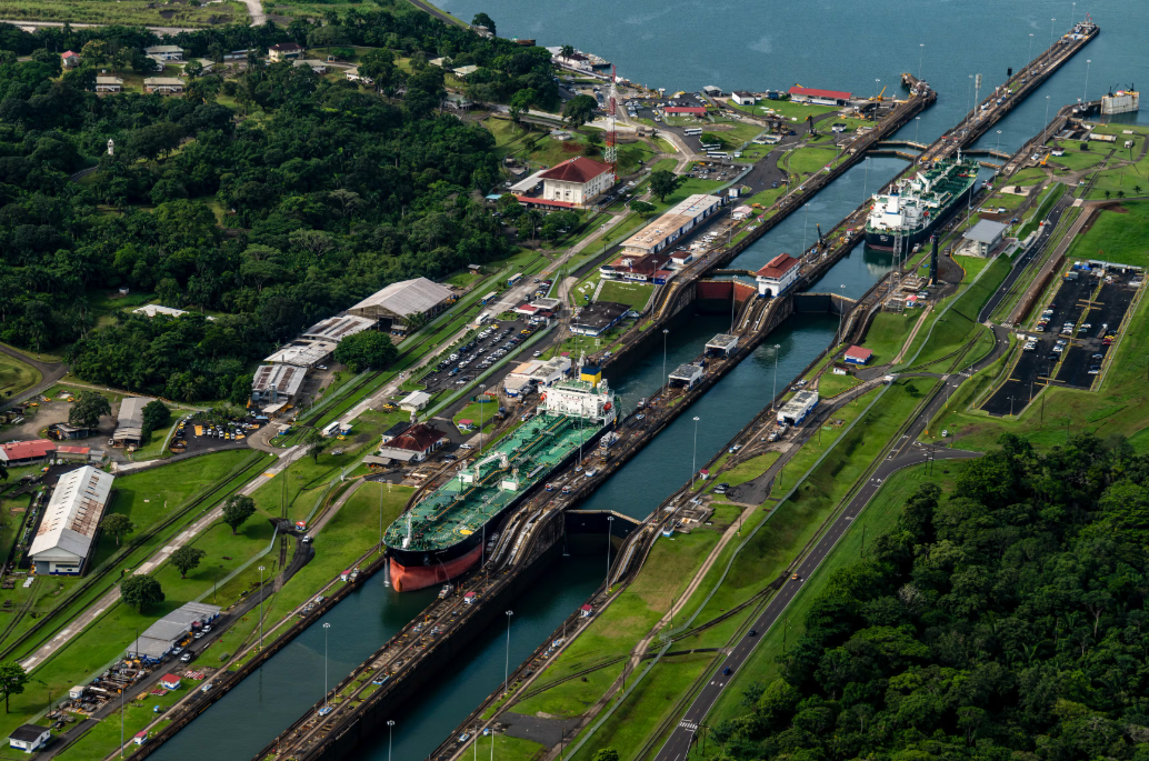 Então, o Canal do Panamá está com os dias contados? Ainda não dá para cravar nada, mas uma coisa é certa: o mundo está em busca de alternativas. A demanda por transporte marítimo só cresce, e o Canal do Panamá sozinho não dá conta do recado. Seja através de ferrovias no México e na Colômbia, ou do ambicioso Mega Canal da Nicarágua, o comércio global está se transformando.