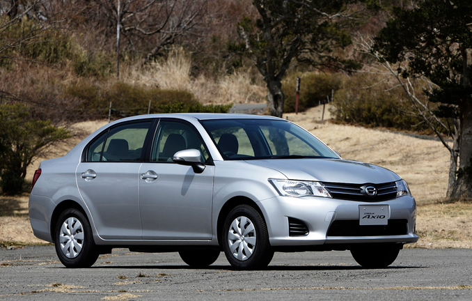 O Corolla Axio é mais simples porque foi projetado para ser um carro acessível e econômico no Japão, com menos tecnologia e acabamento mais básico. Ele prioriza custo-benefício, sem muitos luxos, para atender a um público que busca um veículo compacto e eficiente.