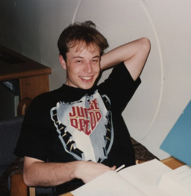 Naquela época, Elon Musk era estudante da Universidade da Pensilvânia, cursando física e economia. Além das festas para pagar o aluguel, ele já se interessava por tecnologia, estudava intensamente e pensava em maneiras de criar negócios inovadores.