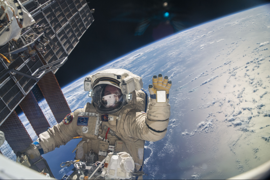 Elon Musk está pressionando pela desativação antecipada da Estação Espacial Internacional porque acredita que os recursos investidos nela seriam mais bem utilizados para impulsionar a corrida para Marte. Como dono da SpaceX e grande influenciador das decisões espaciais dos EUA, ele sugere que a ISS já cumpriu seu propósito e defende sua desorbitação até 2027.