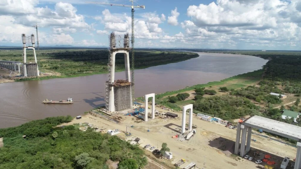 A Ponte Bioceânica ligará Porto Murtinho (Mato Grosso do Sul, Brasil) a Carmelo Peralta (Alto Paraguay, Paraguai), integrando a Rota Bioceânica, que atravessa o Chaco paraguaio e a Argentina até chegar aos portos do Chile no oceano Pacífico. Essa conexão permitirá um novo corredor logístico entre o Brasil e os mercados asiáticos.