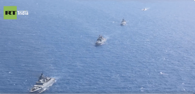 Nos exercícios Okean-2024, a frota da Rússia realizou operações militares simultâneas em cinco mares, incluindo defesa marítima, combate anti-submarino, simulações de ataques aéreos e coordenação logística. A mobilização envolveu 400 navios de guerra, submarinos, 120 aviões e cerca de 90.000 militares, com a participação da China, que contribuiu com navios e unidades aéreas para fortalecer a cooperação militar e desafiar a presença ocidental no Indo-Pacífico.