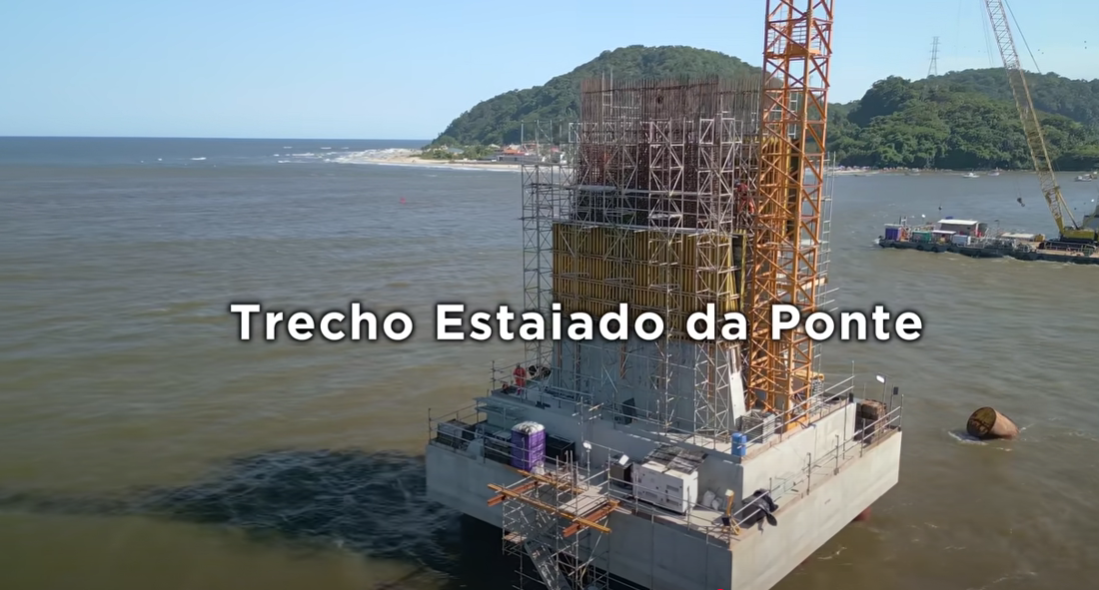 O trecho estaiado da Ponte de Guaratuba é a parte mais complexa da obra, onde os cabos de sustentação serão ancorados. Atualmente, a concretagem dos blocos de coroamento está em andamento, etapa crucial para garantir a estabilidade dessa estrutura.