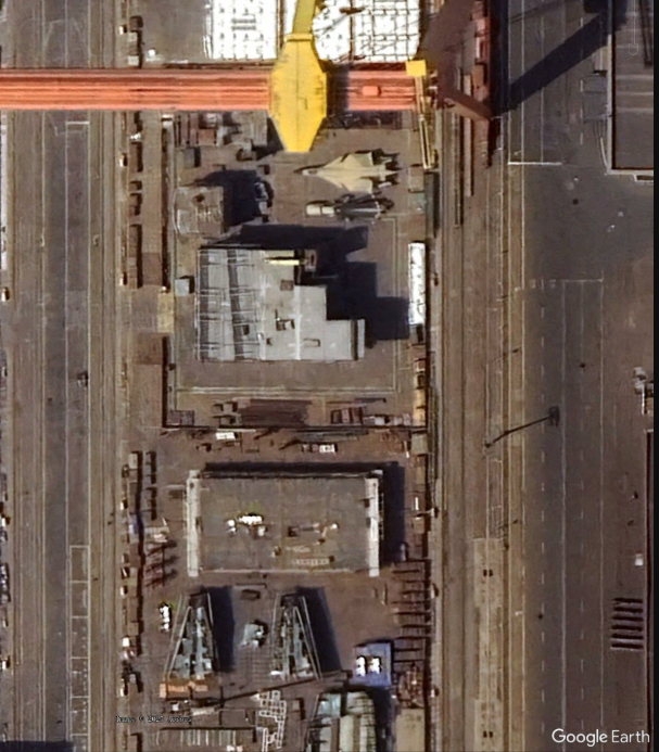 O Type 004 deve ser o maior porta-aviões da China e possivelmente o maior do mundo em termos de deslocamento. As estimativas apontam para 110.000 a 120.000 toneladas, superando o USS Gerald R. Ford, que atualmente é o maior porta-aviões em operação, com cerca de 100.000 toneladas.

No entanto, em comprimento, ambos serão semelhantes, com cerca de 330 metros. A diferença principal está na largura, onde o Type 004 pode ser um pouco maior, o que pode influenciar sua capacidade de transporte de aeronaves e infraestrutura de convés.