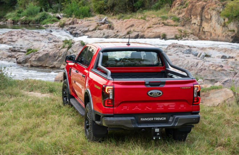 Oo motor Panther 2.0 turbo diesel já equipa a Ford Ranger, oferecendo uma opção mais eficiente e econômica para a picape. Ele complementa o motor Lion 3.0 V6, que é voltado para quem busca mais potência e torque.