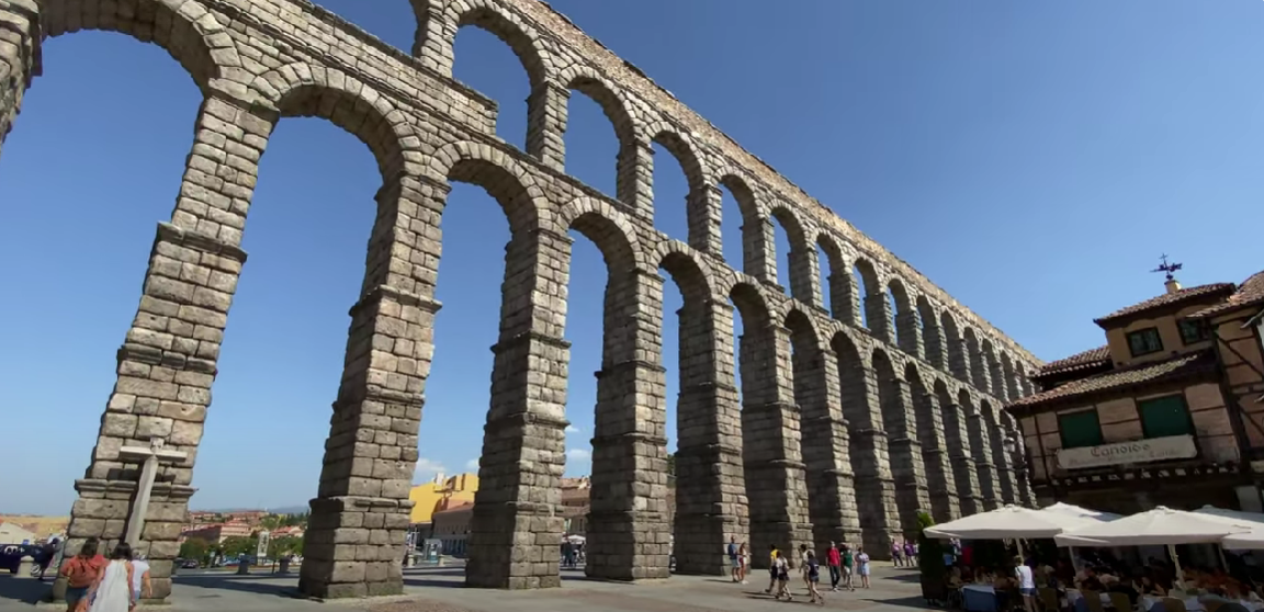 O aqueduto de Segóvia foi construído durante a segunda metade do século I d.C., durante o domínio do Império Romano. Sua estrutura impressionante serviu para transportar água do Rio Frío para a cidade por quase dois mil anos.