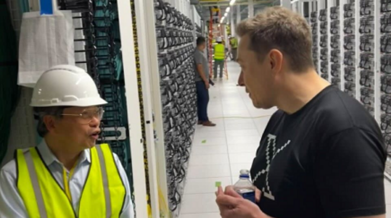 Elon Musk está investindo US$ 700 milhões no data center de Atlanta para fortalecer a xAI e competir diretamente com empresas como OpenAI, Google e Meta. Além disso, sua tentativa frustrada de adquirir a OpenAI por US$ 97,4 bilhões mostra que ele está disposto a gastar grandes quantias para liderar o setor de inteligência artificial.