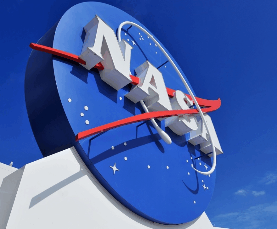 A Nasa é a agência espacial dos Estados Unidos que estuda o espaço e desenvolve tecnologias para explorar o universo. Ela monitora asteroides, envia naves para outros planetas e busca proteger a Terra de possíveis ameaças.