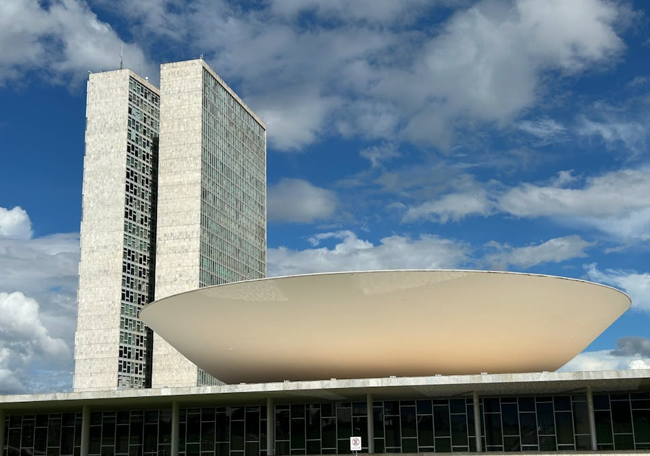 O parlamento é o lugar onde políticos discutem e votam leis que afetam o país. Nele, diferentes grupos defendem suas ideias, negociam acordos e tomam decisões que impactam a vida de milhões de pessoas.