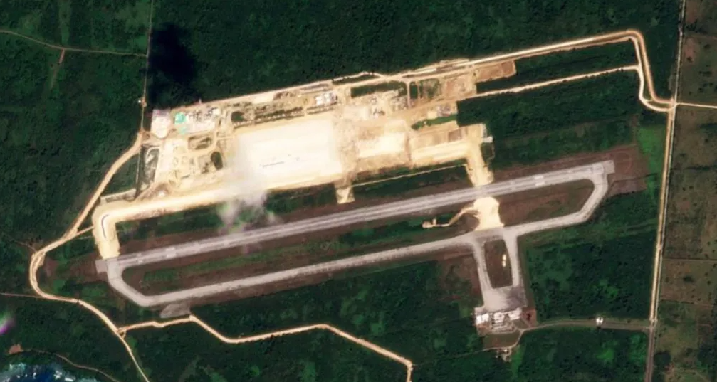 Os EUA estão reativando a base americana em North Field para fortalecer sua presença militar no Pacífico e aumentar a resiliência contra possíveis ataques. Com a crescente tensão com a China, a base servirá como um ponto estratégico para operações aéreas e projeção de poder na região.