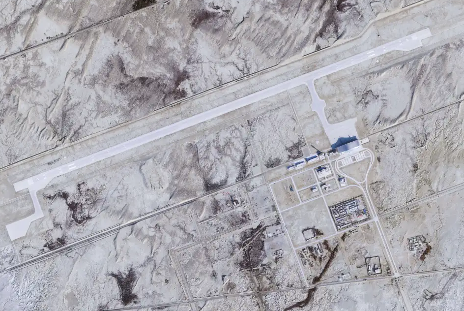 O aeroporto foi construído como parte do Corredor Econômico China-Paquistão (CPEC), um projeto financiado pela China para expandir sua influência na região. No entanto, a cidade de Gwadar tem apenas 90.000 habitantes e uma economia pouco desenvolvida, o que significa que não há passageiros suficientes para justificar voos regulares. 