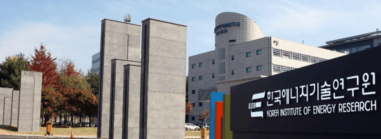 O KIER (Korea Institute of Energy Research) é um instituto de pesquisa da Coreia do Sul dedicado a desenvolver tecnologias avançadas para energia limpa e sustentável. Recentemente, criou a maior usina a gás do mundo com combustão química em loop (CLC), revolucionando a captura de CO₂ e tornando a geração de eletricidade mais eficiente.