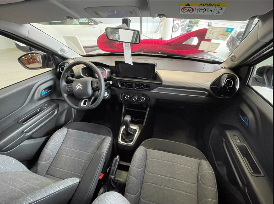 O painel do Citroën Basalt Feel 2025 é simples, mas funcional, trazendo uma tela digital de 7 polegadas que entrega o básico sem firulas, com gráficos diretos e sem animações extravagantes. Já a central multimídia de 10 polegadas se destaca pelo suporte sem fio a Android Auto e Apple CarPlay, mas sem integração total ao painel, deixando o motorista dependente de comandos na tela e sem botões físicos para atalhos rápidos.