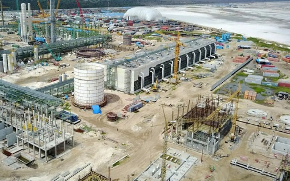A refinaria deu tão certo para o homem mais rico da África porque transformou a Nigéria em um exportador de derivados de petróleo, reduzindo sua dependência de combustíveis importados. Além disso, a alta demanda global por seus produtos impulsionou os lucros, dobrando a fortuna de Aliko Dangote.