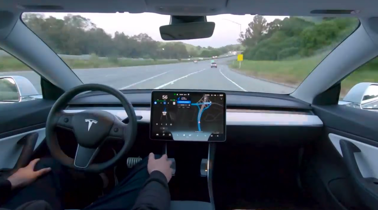 Ainda não deu certo porque o hardware dos carros antigos (HW3) não é potente o suficiente para rodar a nova versão da direção autônoma. A Tesla agora precisa do HW4, que tem muito mais capacidade, mas só quem comprou o FSD antecipadamente vai receber essa atualização de graça.