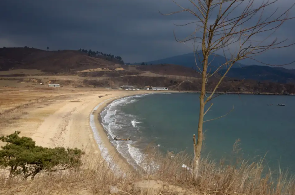 Rason tem acesso ao mar e algumas praias, já que é uma cidade portuária. No entanto, elas não são voltadas para o turismo tradicional, sendo mais utilizadas para atividades econômicas, como a pesca e o transporte marítimo.