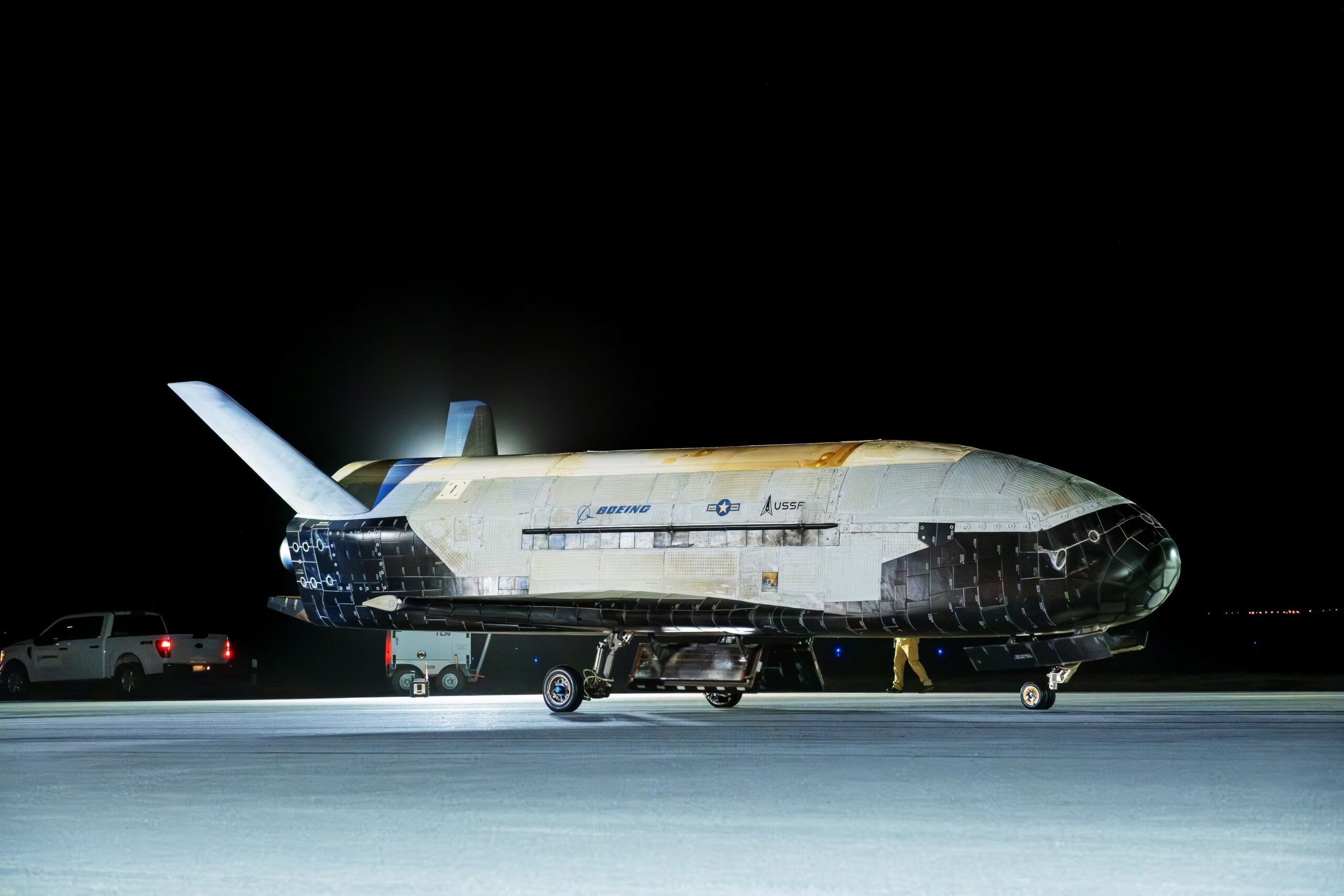 Ônibus espacial secreto do Exército dos EUA retorna à Terra após 434 dias em órbita testando tecnologia avançada de manobra e propulsão no espaço