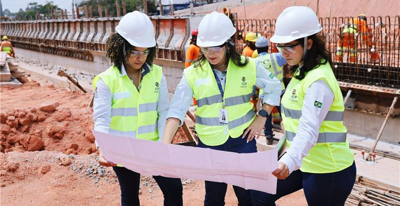 Engenheiras da CCR Rodovias analisam projeto em obra de infraestrutura no Paraná, reforçando oportunidades de emprego na concessionária. Imagem: CCR Rodovias