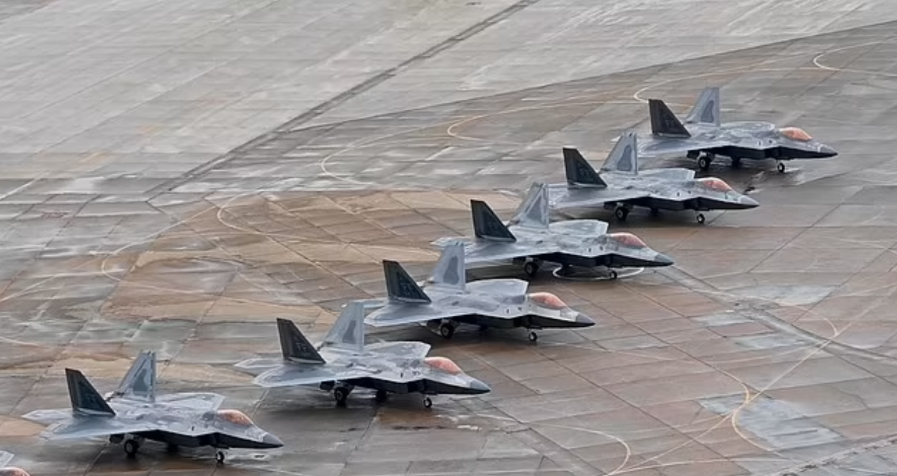A guerra pode ser desencadeada por conflitos entre grandes potências como EUA, China e Rússia, com disputas territoriais, avanço militar e novas alianças globais aumentando as tensões. A escalada nuclear, disputas no espaço sideral e o enfraquecimento das democracias podem acelerar um confronto de proporções mundiais.