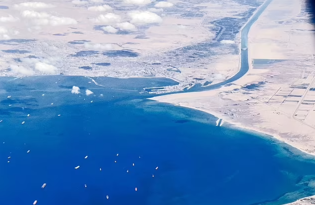 Estudos indicam que a passagem pode ter ocorrido no Delta do Nilo, mais especificamente no Lago de Tannis, onde ventos fortes poderiam ter exposto terra seca temporariamente. Outra possibilidade é o Golfo de Suez, uma área mais rasa do Mar Vermelho que poderia ter sido atravessada durante marés baixas.