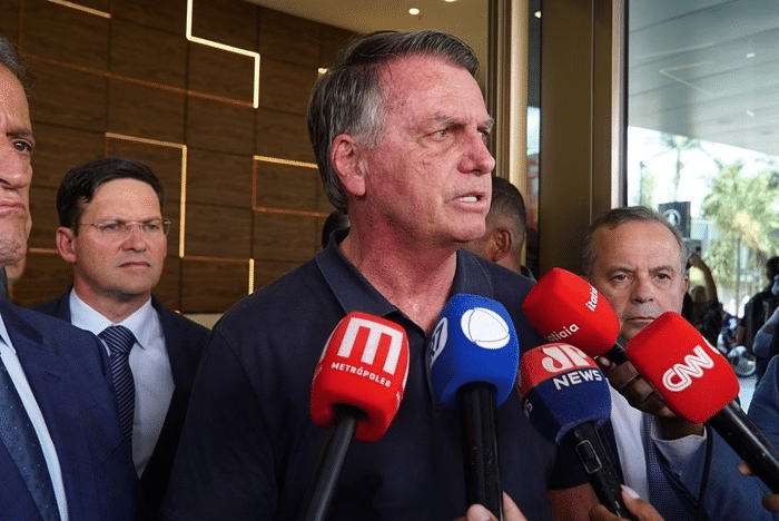 Bolsonaro admite ser informante dos EUA e defender intervenção externa no Brasil! Revelações bombásticas colocam ex-presidente em xeque.