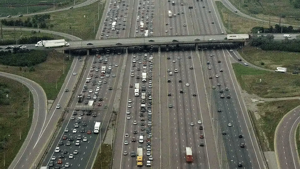 Mesmo com 18 faixas, a Highway 401 enfrenta congestionamentos diários. Governo propõe túneis subterrâneos, mas oposição critica os custos!